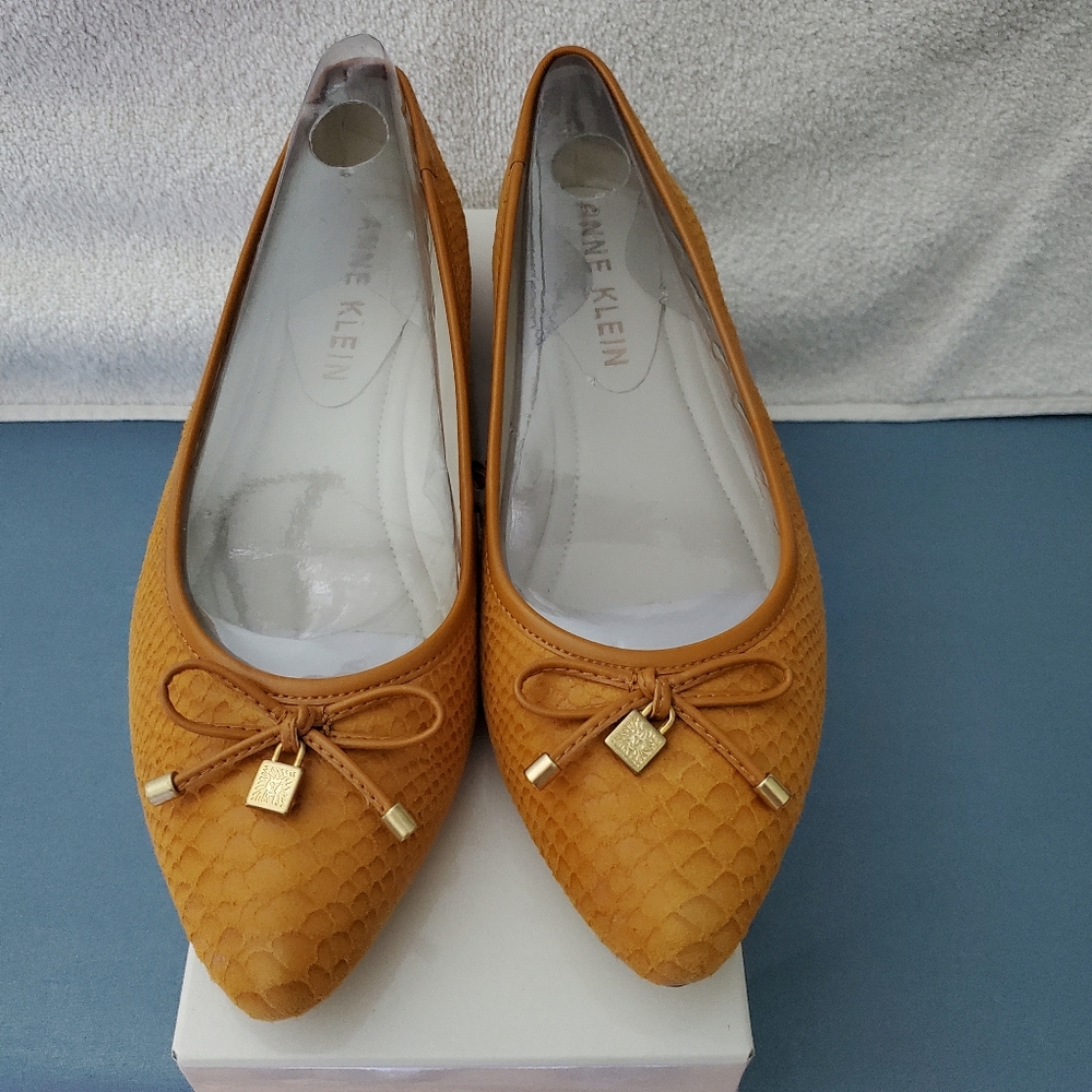 ANNE KLEIN FLATS